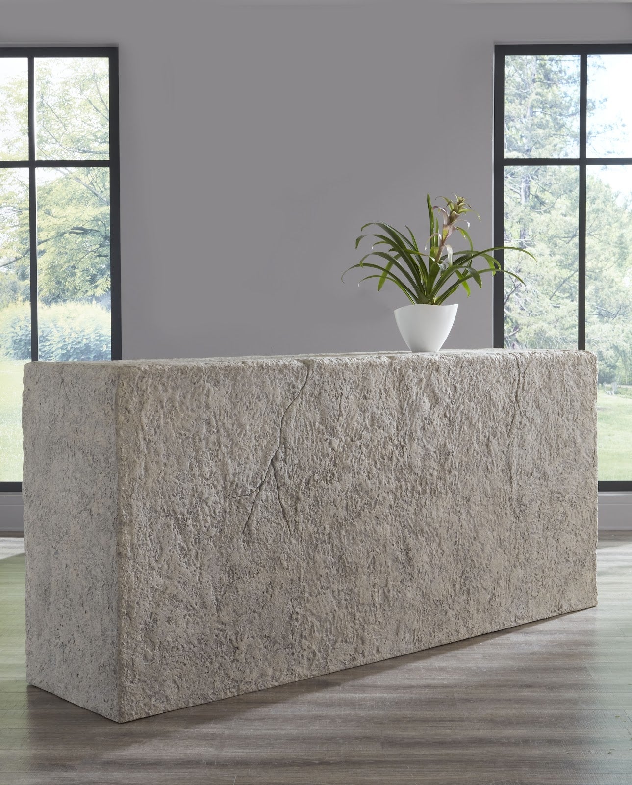 Phillips Collection PH112984 Barra tallada de piedra romana