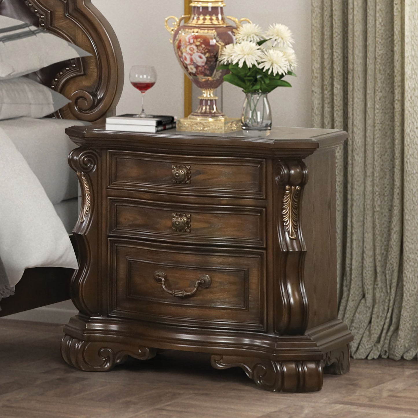 Leovanni Traditional Dark Brown Bedroom Set