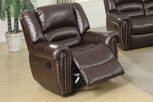 Sillón reclinable marrón con borde de clavo